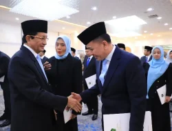 Menag Serahkan Keppres Penetapan Anggota BAZNAS kepada Dirjen Bina Keuda Agus Fatoni