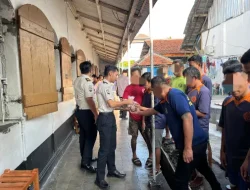 Karutan Surakarta Bagikan Takjil ke Blok Hunian, Wujud Kebersamaan di Bulan Ramadan