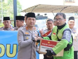 Jumat Peduli, Kapolres Metro Tangerang Kota Bagikan Sembako untuk Pengemudi Ojol