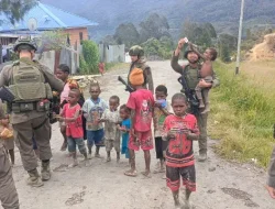 Patroli Satgas Ops Damai Cartenz di Intan Jaya: Interaksi dengan Warga dan Anak-anak di Sugapa