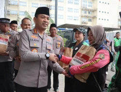 Jumat Peduli, Kapolrestro Tangerang Kota Bagikan Sembako ke Ojol: Dengarkan Keluhan di Lapangan