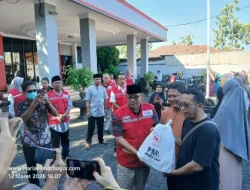 PMI Cilacap Bagikan Sembako Untuk Warga Sekitar Kantor di Momen Bulan Ramadhan