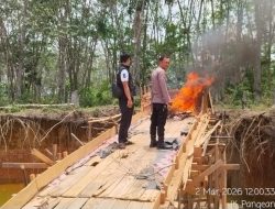 Musnahkan 2 Rakit , Polsek Pangean Tertibkan PETI di Desa Tanah Bekali