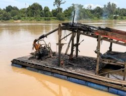 Musnahkan di Tempat, Polsek Cerenti Tertibkan 20 Rakit PETI di Sungai Kuantan