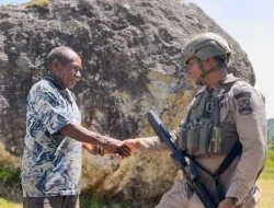 Satgas Damai Cartenz Gelar Patroli dan Pelayanan Kesehatan di Sinak