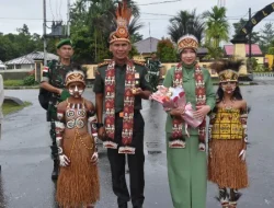 Kodim 1710/Mimika Gelar Tradisi Penyambutan Dandim dan Ketua Persit KCK