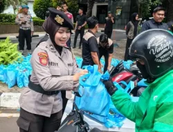 Polda Metro Jaya Berbagi di Jumat Peduli, Ojol hingga Pekerja Harian Terima Sembako