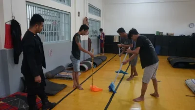 Semangat Kebersamaan Warnai Kegiatan Jumat Bersih di Lapas Cilegon