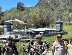 Patroli di Sinak, Ops Damai Cartenz Perkuat Kedekatan dan Rasa Aman Warga