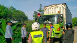 Polsek Neglasari Tertibkan Parkir Liar dan Atur Lalu Lintas di Jalan Buroq
