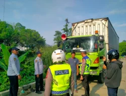 Polsek Neglasari Tertibkan Parkir Liar dan Atur Lalu Lintas di Jalan Buroq