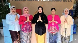 Hari Kartini, Polwan Berkebaya Layani Warga di Polda Metro Jaya