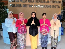 Hari Kartini, Polwan Berkebaya Layani Warga di Polda Metro Jaya