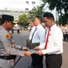 Kapolda Metro Jaya Serahkan Pin Emas Kapolri kepada Personel Ditresnarkoba PMJ Pengungkap Sabu 516 Kg Jaringan Internasional