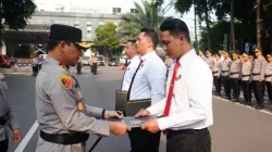 Kapolda Metro Jaya Serahkan Pin Emas Kapolri kepada Personel Ditresnarkoba PMJ Pengungkap Sabu 516 Kg Jaringan Internasional