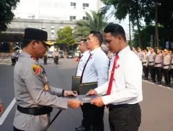 Kapolda Metro Jaya Serahkan Pin Emas Kapolri kepada Personel Ditresnarkoba PMJ Pengungkap Sabu 516 Kg Jaringan Internasional