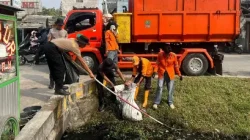 Brimob Polda Metro Jaya Bersihkan Pasar Tegal Danas Bekasi, Lingkungan Lebih Nyaman dan Bebas Genangan