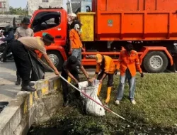 Brimob Polda Metro Jaya Bersihkan Pasar Tegal Danas Bekasi, Lingkungan Lebih Nyaman dan Bebas Genangan
