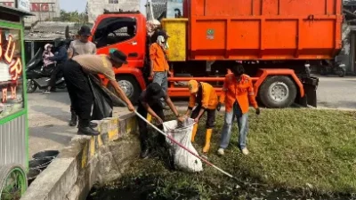 Brimob Polda Metro Jaya Bersihkan Pasar Tegal Danas Bekasi, Lingkungan Lebih Nyaman dan Bebas Genangan