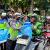 Jumat Peduli, Polda Metro Jaya Salurkan 350 Paket Sembako untuk Pengemudi Ojol