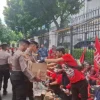 Polres Metro Jakarta Pusat Layani Penyampaian Pendapat Buruh di MA, Bagikan Roti dan Air Mineral kepada Peserta Aksi