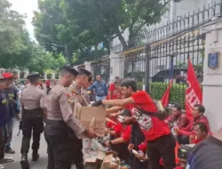Polres Metro Jakarta Pusat Layani Penyampaian Pendapat Buruh di MA, Bagikan Roti dan Air Mineral kepada Peserta Aksi