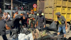 Brimob Polda Metro Jaya Bersihkan Pasar Ciputat, Lingkungan Sehat dan Aktivitas Warga Lebih Nyaman