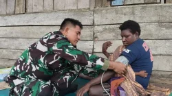 Senyum Bahagia Ibu Modesta Akarepia, Dapat Layanan Kesehatan Dari Satgas TMMD Kodim 1710/Mimika