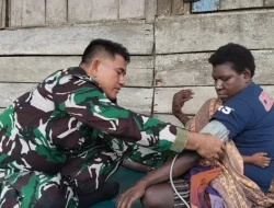 Senyum Bahagia Ibu Modesta Akarepia, Dapat Layanan Kesehatan Dari Satgas TMMD Kodim 1710/Mimika