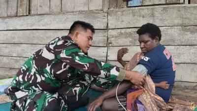 Senyum Bahagia Ibu Modesta Akarepia, Dapat Layanan Kesehatan Dari Satgas TMMD Kodim 1710/Mimika