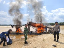 Kolaborasi Polisi dan TNI Respon Laporan Warga Soal PETI, 12 Rakit Dimusnahkan