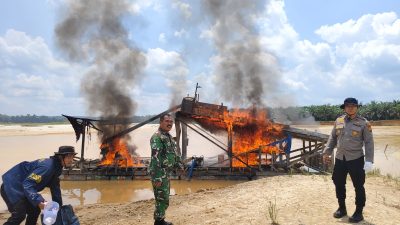 Kolaborasi Polisi dan TNI Respon Laporan Warga Soal PETI, 12 Rakit Dimusnahkan