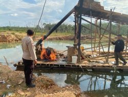 Musnahkan 3 Rakit, Polsek Kuantan Hilir Tertibkan PETI di Kasang Limau Sundai