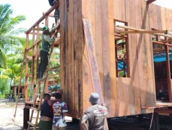 Satgas TMMD dan Warga Kebut Pemasangan Dinding Rumah Niko Makare