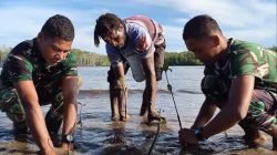 Bersatu Dengan Alam, Satgas TMMD Kodim 1710/Mimika Tanam Ribuan Bibit Mangrove