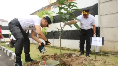 Kapolres Metro Tangerang Kota Pimpin Gerakan Bersih-Bersih dan Ketahanan Pangan di Mako Polres