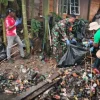 Gotong Royong Bersihkan Kali, Babinsa Timika Turun Langsung