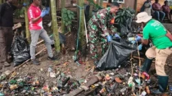 Gotong Royong Bersihkan Kali, Babinsa Timika Turun Langsung