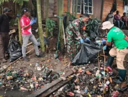 Gotong Royong Bersihkan Kali, Babinsa Timika Turun Langsung