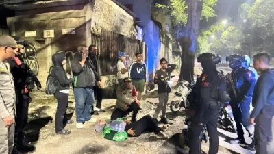Patroli Brimob PMJ dan Perintis Evakuasi Driver Ojol Kelelahan Saat Patroli Dini Hari di Jaktim