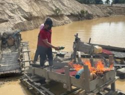 Tindak Lanjuti Pengaduan Masyarakat via Call Center 110, Polsek Singingi Musnahkan 13 Unit Rakit Sitingkai 