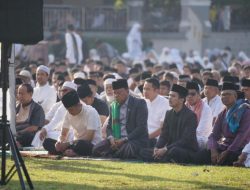 Kapolres Kuansing Shalat Idul Adha 1447 H Bersama Ribuan Jamaah di Lapangan Limuno Teluk Kuantan