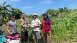 Dukung Ketahanan Pangan, Polsek Kawasan Pelabuhan Polresta Pekanbaru Salurkan Bantuan Pupuk dan Racun 