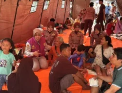Polwan Brimob Polda Metro Jaya Berikan Trauma Healing untuk Anak-anak Korban Kebakaran Pasar Jiung Kemayoran
