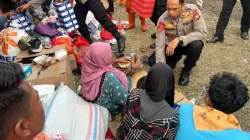 Ditpamobvit Polda Metro Bagikan 500 Boks Makanan untuk Korban Kebakaran Kemayoran