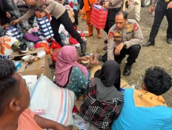 Ditpamobvit Polda Metro Bagikan 500 Boks Makanan untuk Korban Kebakaran Kemayoran
