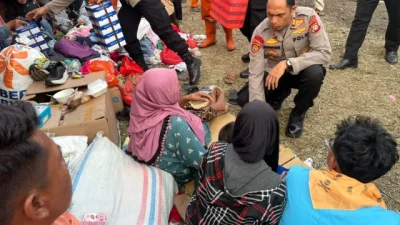 Ditpamobvit Polda Metro Bagikan 500 Boks Makanan untuk Korban Kebakaran Kemayoran