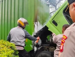 Truk Box Mendadak Terbakar di Dekat Pasar Tanah Tinggi, Personel Polres Metro Tangerang Kota Bergerak Cepat Selamatkan Sopir
