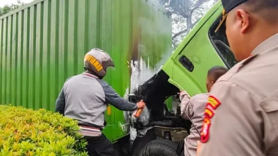 Truk Box Mendadak Terbakar di Dekat Pasar Tanah Tinggi, Personel Polres Metro Tangerang Kota Bergerak Cepat Selamatkan Sopir