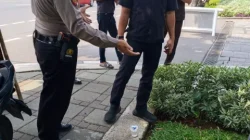 Respons Cepat Patroli Ditpamobvit PMJ Tolong Korban Kecelakaan di Gatot Subroto